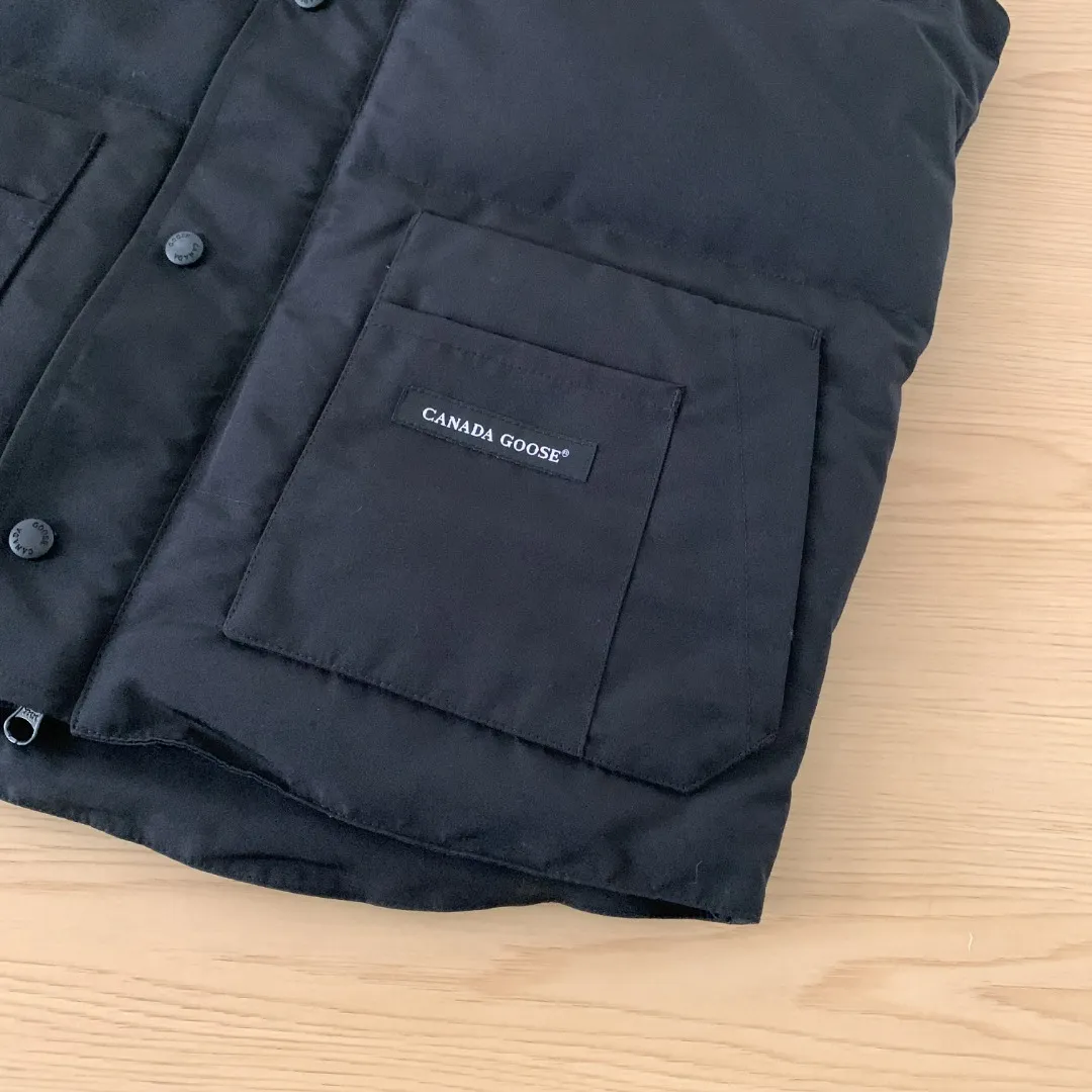 Style number: Y 138 𝑪𝒂𝒏𝒂𝒅𝒂 𝑮𝒐𝒐𝒔𝒆Canada Goose counter level! Canadagoose/Canada Goose New Arrival "2078APPSeries" down vest for men and women Material list: 1⃣ Original custom-made double plain 9500-100% nylon nylon fabric 2⃣ Original YKK zipper, non-sub-factory product 3⃣ National standard 80% white duck down from Guangzhou Inspection, (zp uses 80% white duck down/any boasts of 90% are fake) Material analysis characteristics: 1⃣ Original factory/9500-100% nylon 100% nylon Lurex yarn is actually 100% nylon, which is rarely pure now. Most of them are mixed with cotton thread or polyester. Our top original version is developed in accordance with ZP and uses the same material. 2⃣ As we all know, the original version uses 80% white duck down. The fill power refers to the cubic inches of volume occupied by each ounce (30 grams) of down under certain conditions. If the space occupied by one ounce of down is cubic inches, the fill power of the down is called . So we can simply understand it as: fill power is the volume of down, and the volume of down is fill power. The higher the fill power of down, it means that under the same filling amount, down can fix a larger volume of air layer to keep warm and insulate, so the warmth retention of down is better. Size:XS-2XL Color: Navy Blue Beige Gray Black Label Gray Red Label Black Red Label Black Black Label Red Blue Pink